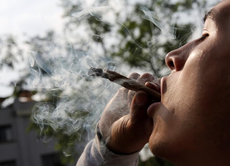 © Reuters. دراسة: تدخين الماريجوانا يزيد مخاطر الوفاة بسبب ضغط الدم المرتفع