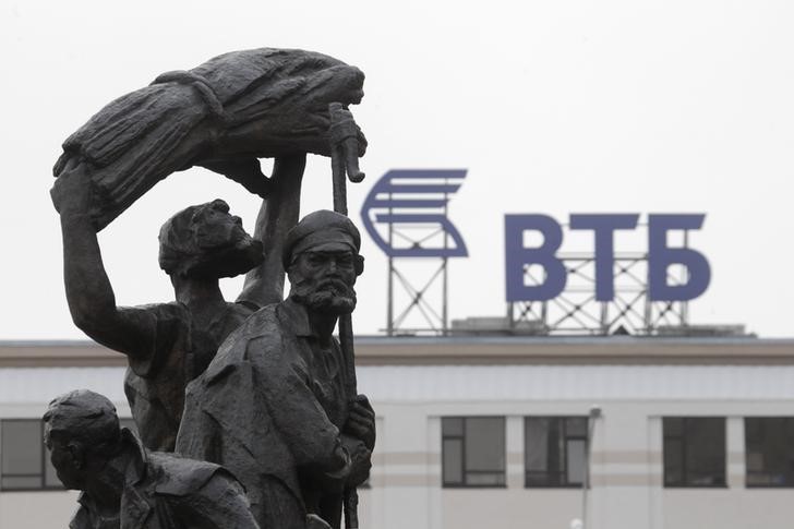 © Reuters. Логотип ВТБ на здании в Ставрополе