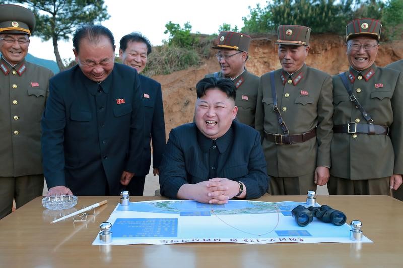 © Reuters. FILE PHOTO - North Korean leader Kim Jong Un reacts during the long-range strategic ballistic rocket Hwasong-12 (Mars-12) test launch