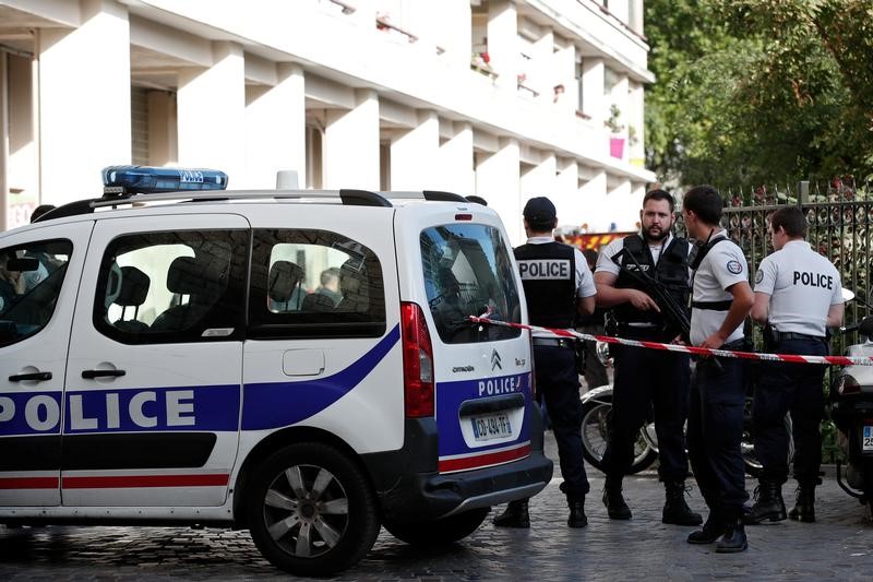 © Reuters. La polizia francese in azione a Levallois-Perret