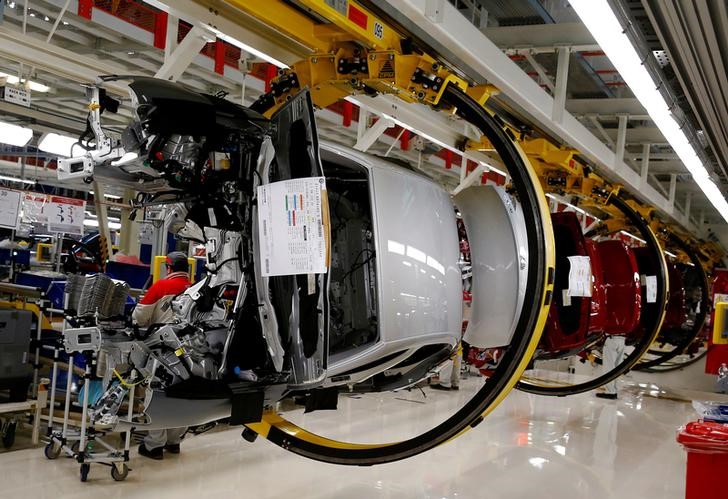 © Reuters. Alfa Romeo cars are assembled on the production line at the FCA plant in Cassino