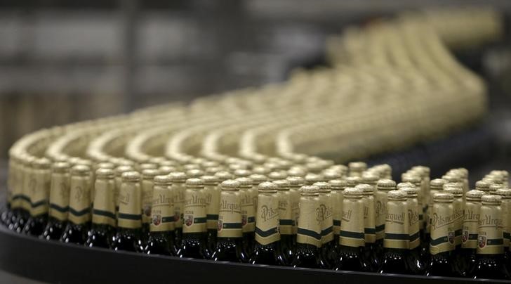 © Reuters. A worker checks bottles of beer at Plzensky Prazdroj (Pilsner Urquell) brewery in Plzen