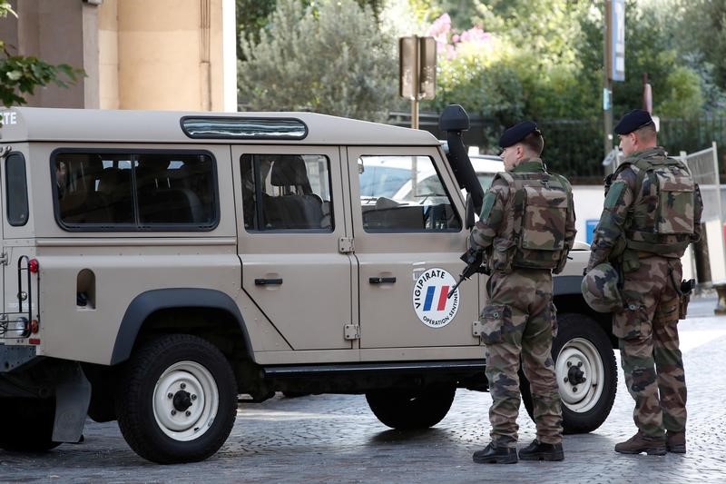 © Reuters. سلطات مكافحة الإرهاب تحقق في حادثة صدم جنود بباريس