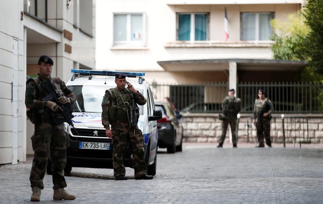 © Reuters. Un coche arrolla a un grupo de soldados en París en presunto ataque terrorista