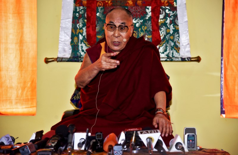 © Reuters. FILE PHOTO: Tibetan spiritual leader Dalai Lama speaks at a press conference after delivering teachings at Yiga Choezin, in Tawang