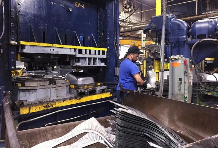 © Reuters. A production line employee works at the largest wheelbarrow factory in the world in Harrisburg