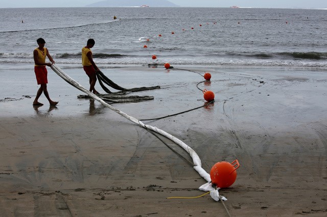 © Reuters. Processo de limpeza de óleo de palma na praia de Cheung Sha, em Hong Kong