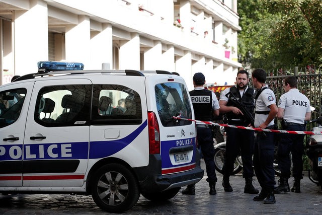 © Reuters. Policiais trabalham perto do local onde soldados franceses foram atropelados por um veículo no subúrbio parisiense de Levallois-Perret