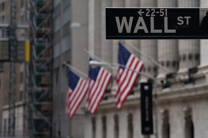 © Reuters. WALL STREET OUVRE EN BAISSE