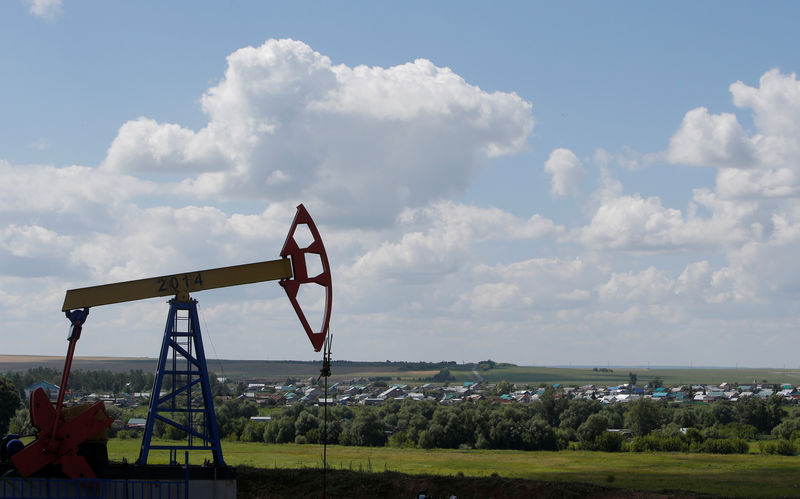 © Reuters. Станок-качалка на Ашальчинском нефтяном месторождении Татнефти близ Альметьевска