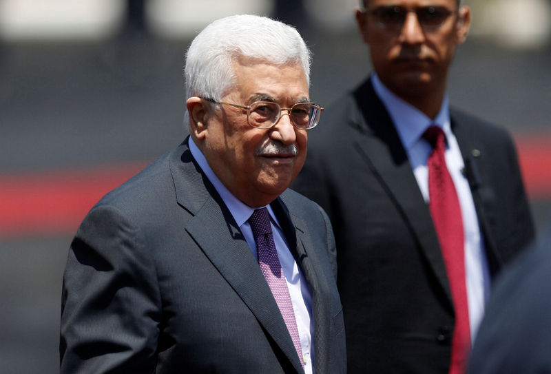 © Reuters. Presidente Mahmoud Abbas durante cerimônia de recepção para o Rei Abdullah II, da Jordânia em Ramallah, na Cisjordânia