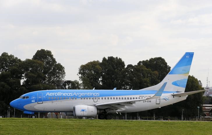 © Reuters. Avião da Aerolíneas Argentinas em aeroporto de Buenos Aires