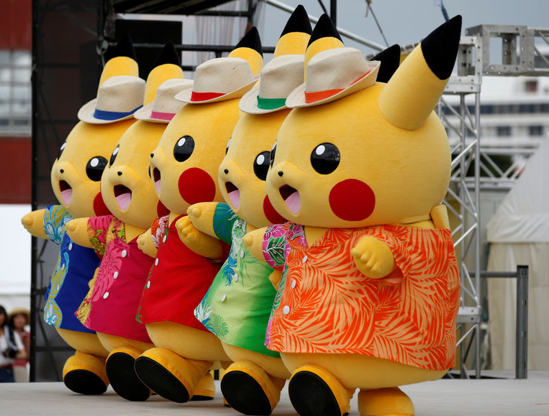© Reuters. Dançarinos vestidos com fantasias de Pikachu se apresentam em evento Pokemon Go Park em Yokohama, Japão