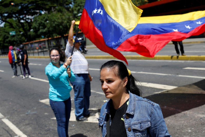 © Reuters. Manifestantes balançam bandeiras da Venezuela durante protesto contra presidente do país, Nicolás Maduro, em Caracas