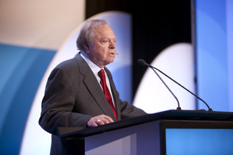 © Reuters. File photo: Harold Hamm, CEO of Continental Resources, speaks during the IHS CERAWeek 2015 energy conference in Houston