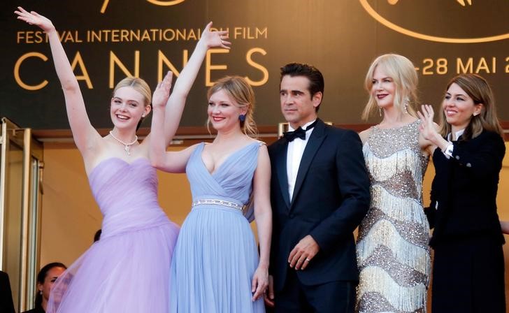 © Reuters. Diretora Sofia Coppola e atores Kirsten Dunst, Nicole Kidman, Elle Fanning e Colin Farrell posam em Cannes