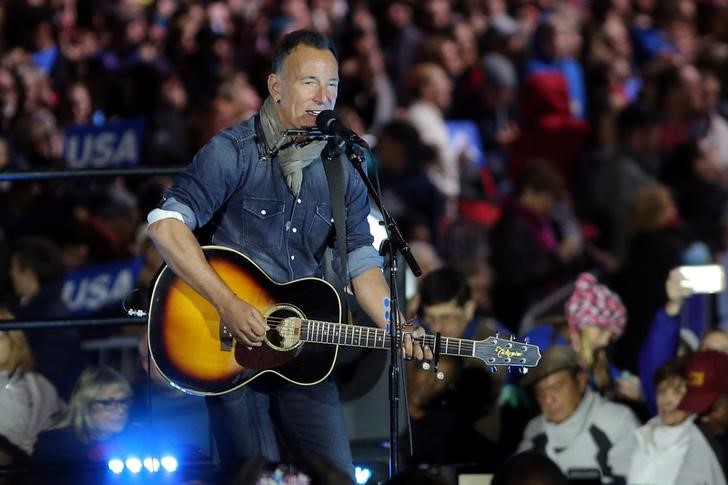 © Reuters. Bruce Springsteen faz show em evento de campanha de Hillary Clinton na Filadélfia