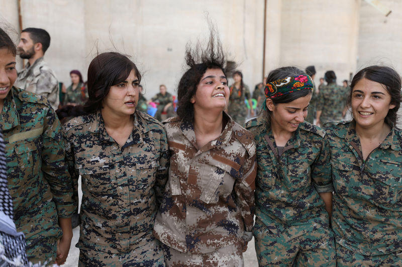 © Reuters. Syrian Democratic Forces female fighters dance during a graduation ceremony in the city of Hasaka