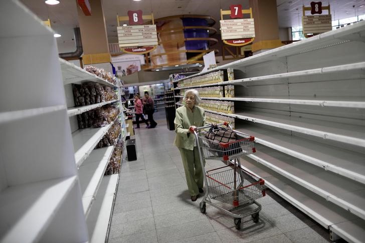 © Reuters. People buy food and other staple goods inside a supermarket in Caracas