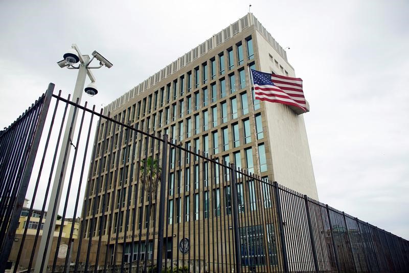 © Reuters. FILE PHOTO: An exterior view of the U.S. Embassy is seen in Havana, Cuba