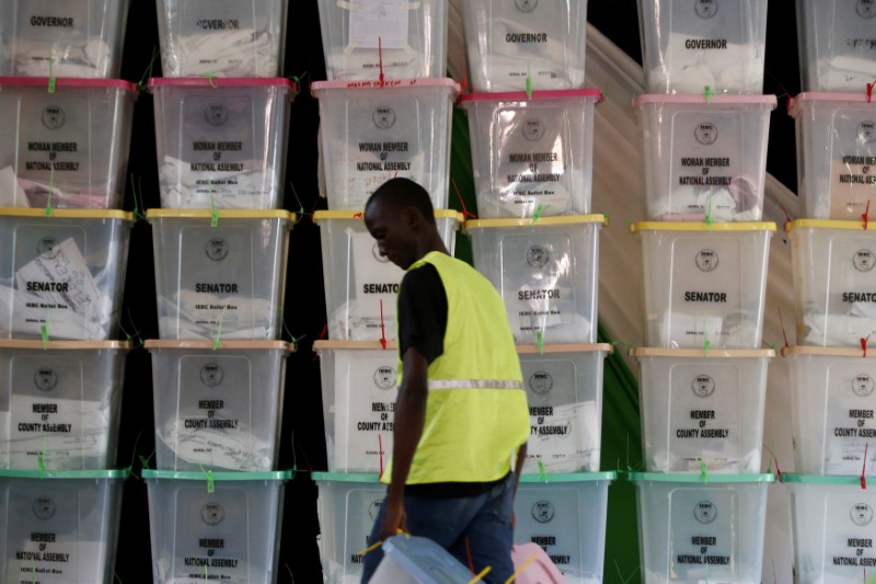 © Reuters. Urnas em centro de contagem de votos em Mombasa, no Quênia