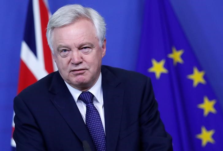 © Reuters. Ministro do Brexit, David Davis, faz pronunciamento em Bruxelas