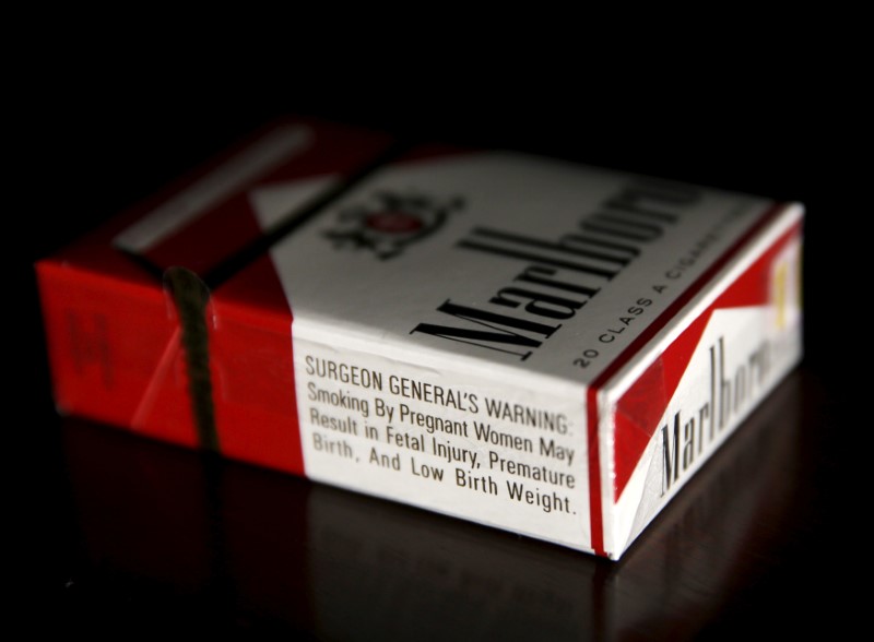 © Reuters. FILE PHOTO: Illustration photo of a health warning on a pack of Marlboro tobacco cigarettes