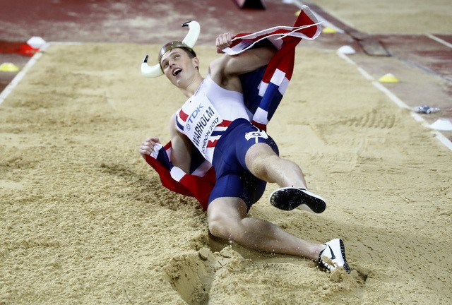 © Reuters. النرويجي الشاب فارهولم يفوز بذهبية 400 متر حواجز