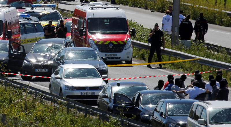 © Reuters. Polícia e forças de resgate cercam suspeito de atropelar soldados em Paris