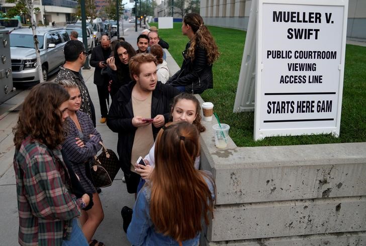 © Reuters. Fãs de Taylor Swift aguardam do lado de fora do tribunal em  Denver