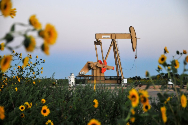 © Reuters. FILE PHOTO: A pump jack operates at a well site leased by Devon Energy Production Company near Guthrie, Oklahoma