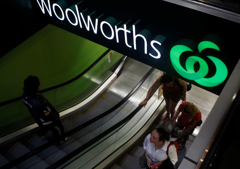 © Reuters. FILE PHOTO -  Customers leave a Woolworths supermarket in central Sydney