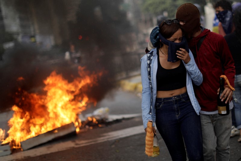 © Reuters. Demonstrators build barricades while rallying against Venezuela's President Nicolas Maduro's government in Caracas