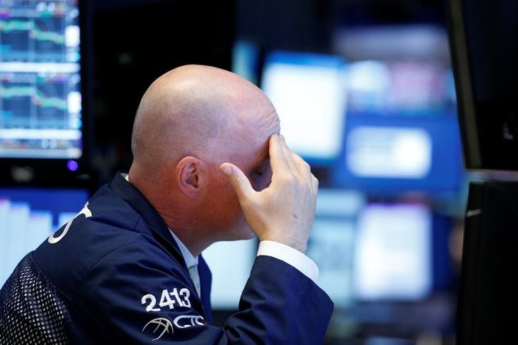 © Reuters. Трейдер на фондовой бирже в Нью-Йорке