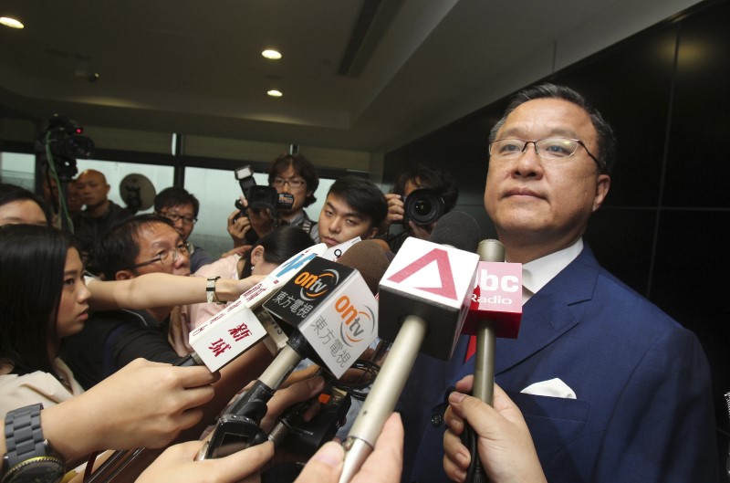 © Reuters. Hong Kong Mercantile Exchange Chairman Cheung is surrounded by journalists in Hong Kong