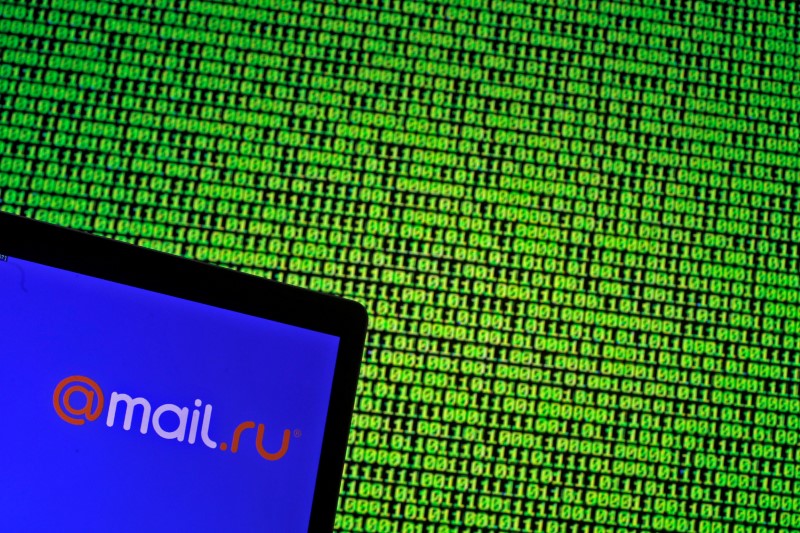 © Reuters. Логотип Mail.ru на фоне двоичного кода
