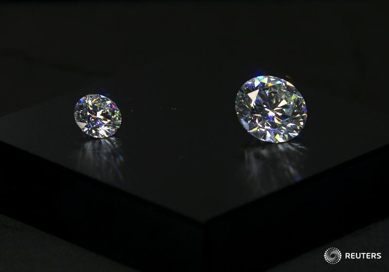 © Reuters. Бриллианты Алросы, экспонируемые в рамках International Diamond Week на алмазной бирже в израильском городе Рамат-Ган