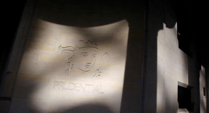 © Reuters. FILE PHOTO: Shadows are cast onto the logo of British life insurer Prudential on their building in London