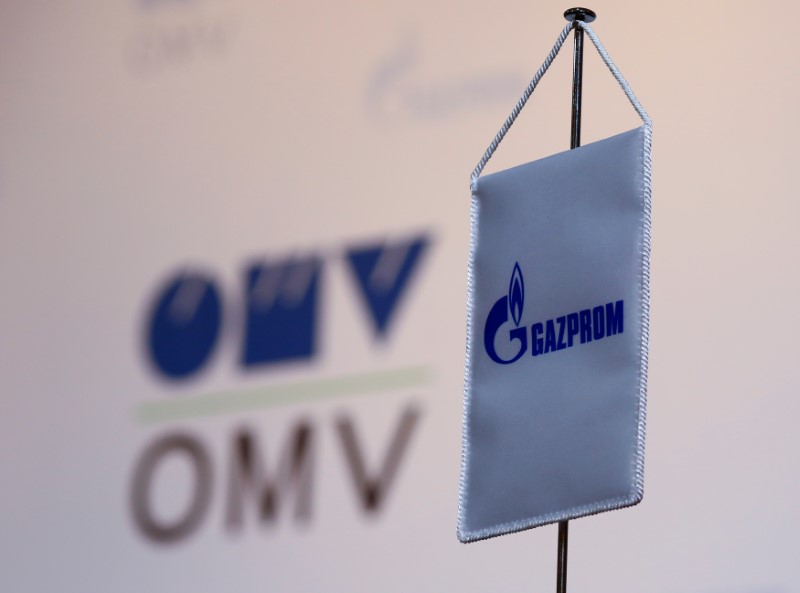 © Reuters. Логотипы OMV и Газпрома в зале для пресс-конференций в Вене
