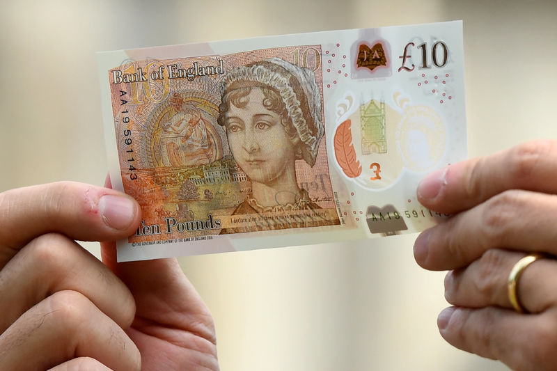 © Reuters. FILE PHOTO: Britain's Bank of England Governor, Mark Carney, holds the new £10 note featuring Jane Austen, at Winchester Cathedral, in Winchester