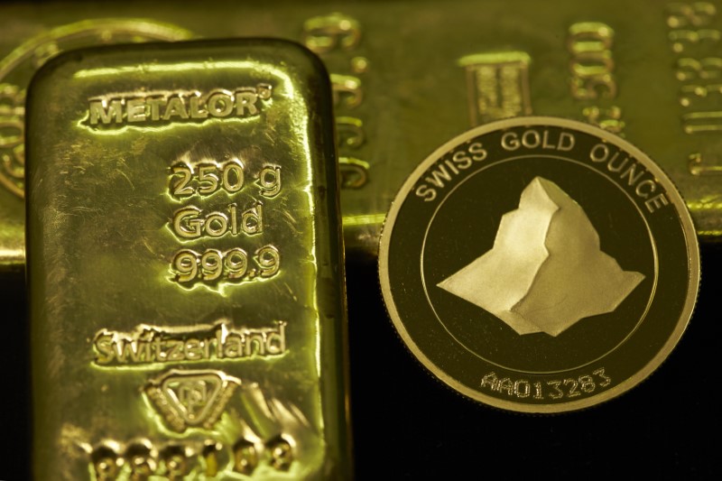 © Reuters. Золотые слитки и монета