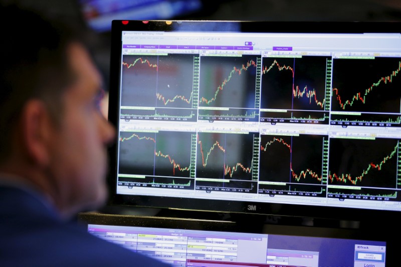 © Reuters. LES BOURSES EUROPÉENS EN BAISSE À MI-SÉANCE