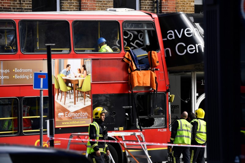 © Reuters. Serviços de emergência em local onde ônibus colidiu com prédio em Londres, Reino Unido