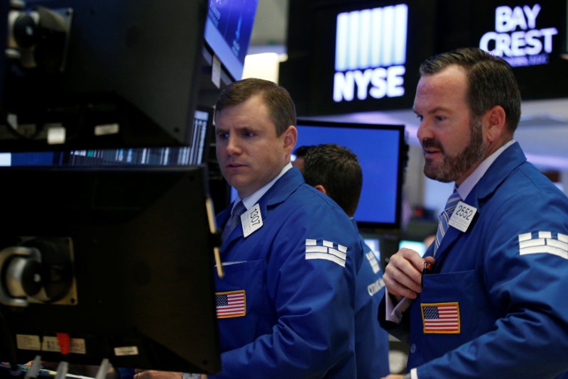 © Reuters. Traders work on the floor of the NYSE in New York