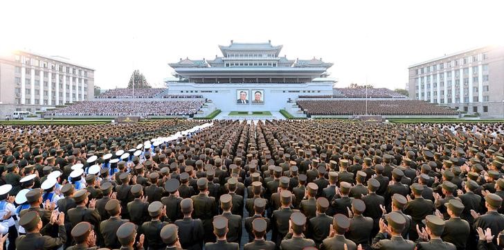 © Reuters. Army personnel and people gather at Kim Il Sung Square in Pyongyang to celebrate the successful test-launch of intercontinental ballistic rocket Hwasong-14