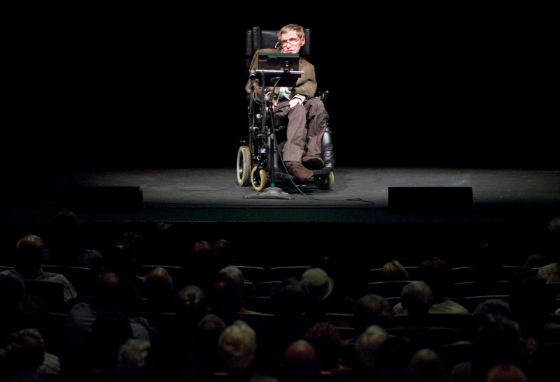 © Reuters. FILE PHOTO: Professor of mathematics at Cambridge University Stephen W. Hawking discusses theories on the origin of the universe in a talk in Berkeley