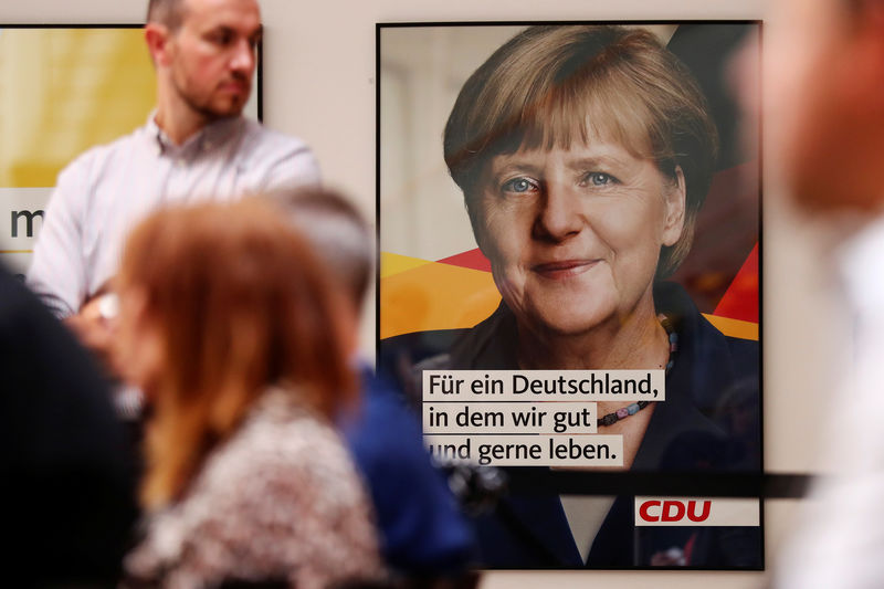 © Reuters. Cartaz de campanha da chanceler da Alemanha, Angela Merkel, em Berlim