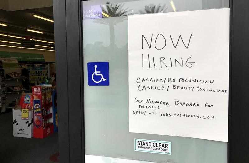 © Reuters. طلبات إعانة البطالة الأمريكية تزيد لكن سوق العمل ما زالت تتحسن