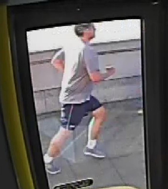 © Reuters. A CCTV image, received via the Metropolitan Police, shows a male jogger on Putney Bridge, in London