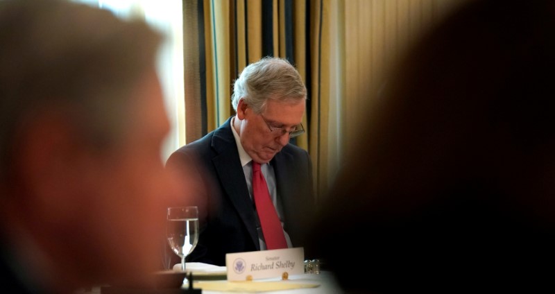 © Reuters. McConnell attends Trump healthcare meeting with Senate Republicans at the White House in Washington